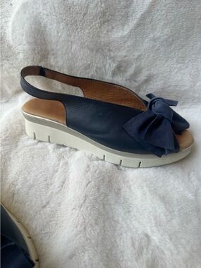 Womens Navy Slingback Bow Platform Sandal with Suede Bows Size 7